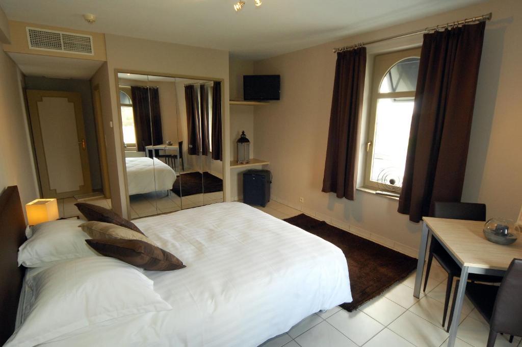 Hotel Le Saint Loup 젬블룩스 객실 사진